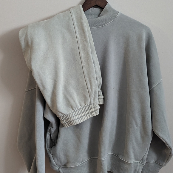 Aritzia TNA Sweatsuit - Picture 1 of 5
